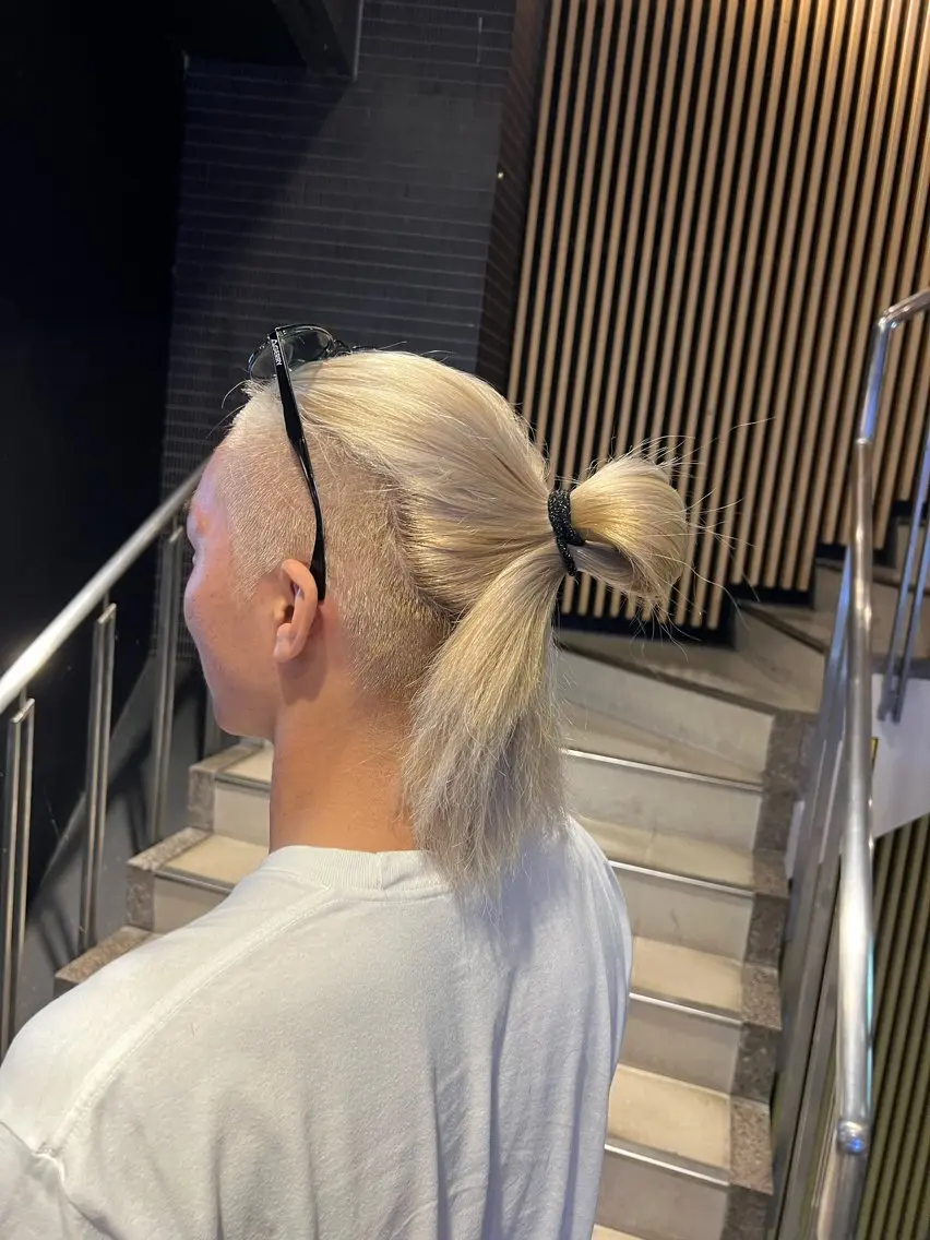 セミロング カラー メンズ ヘアカラー ハイトーンカラー 坂本 翼のヘアスタイル