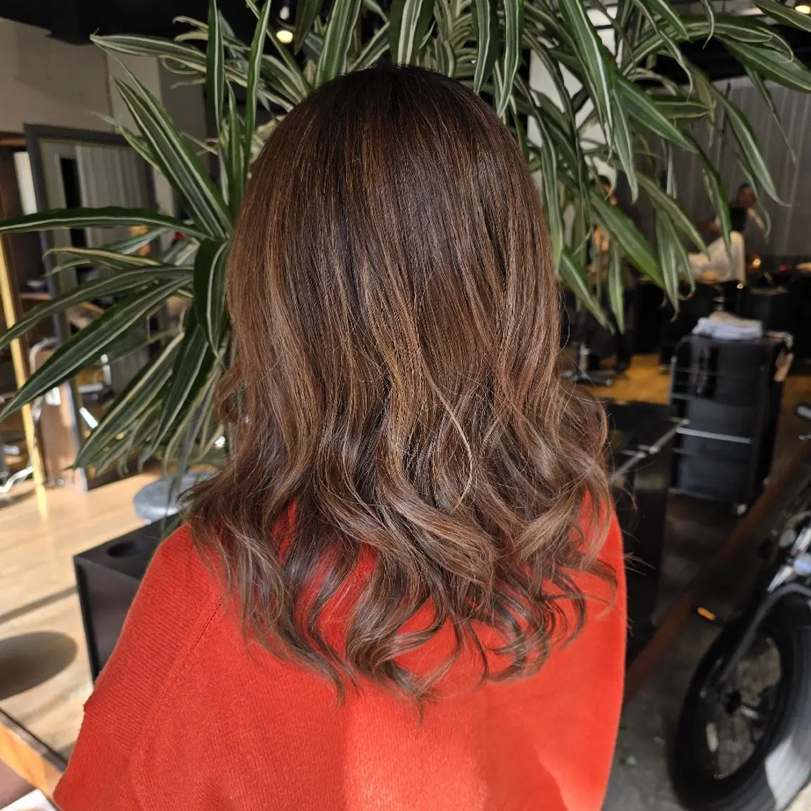ミディアム カラー ハイライトカラー ハイライト ハヤシ マユ ✂ 府中美容室のヘアスタイル