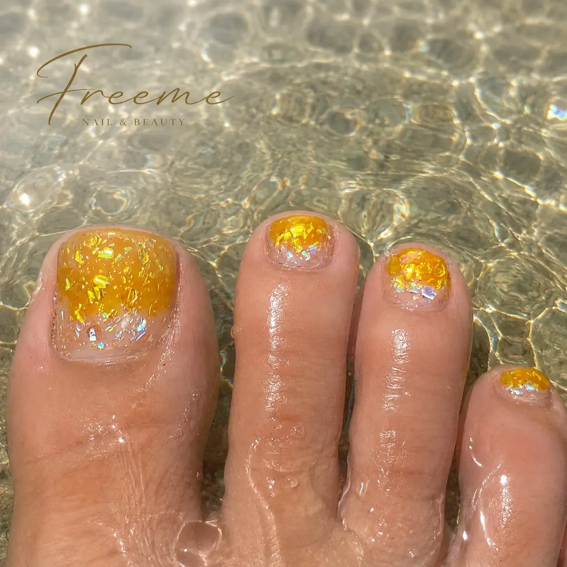 ネイル ラメ(グリッター) フットネイル 🌿FREEME 🗽アビ🌿のネイルデザイン
