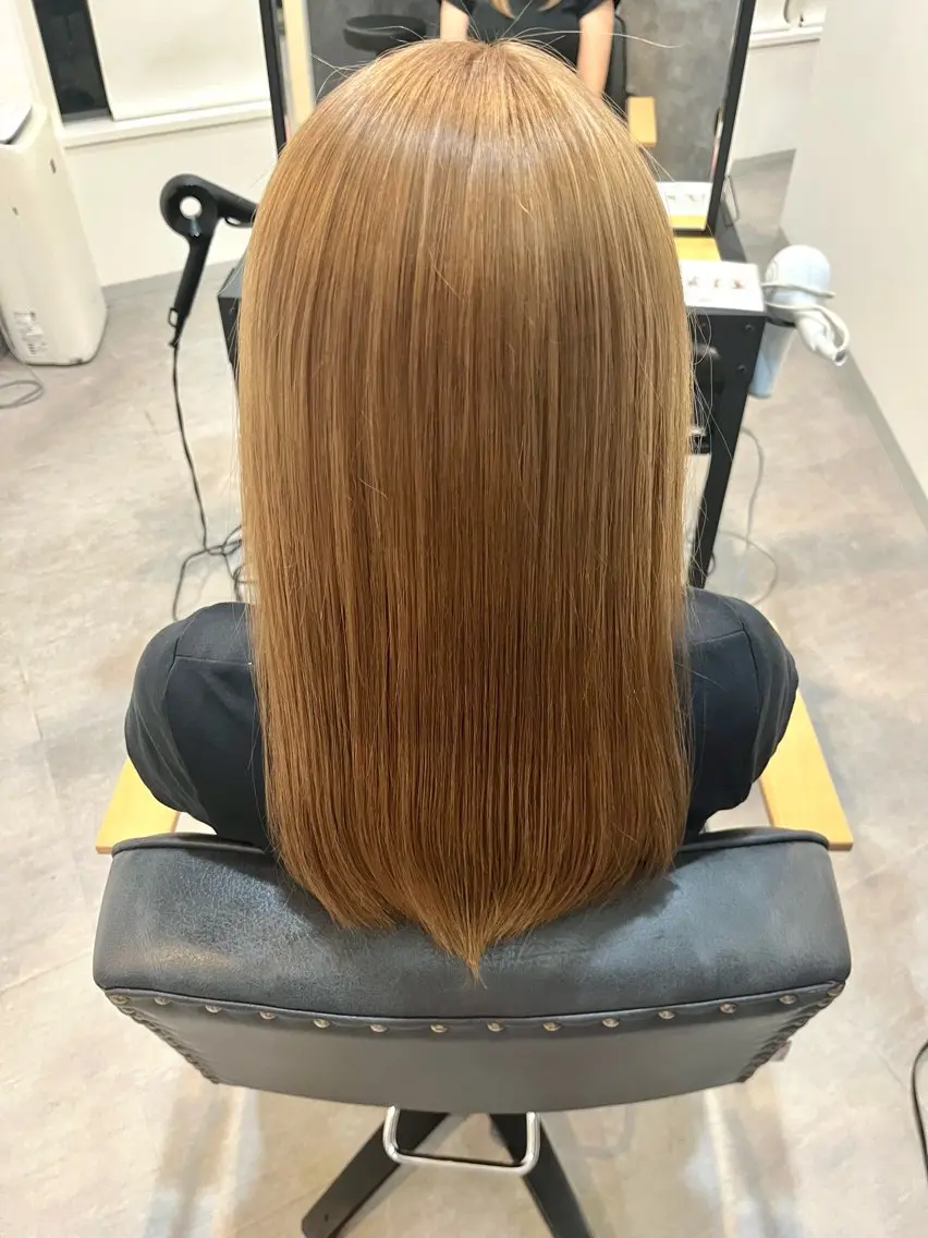 セミロング カラー ベージュカラー ブリーチ ミルクティーベージュ 小島 悠樹のヘアスタイル