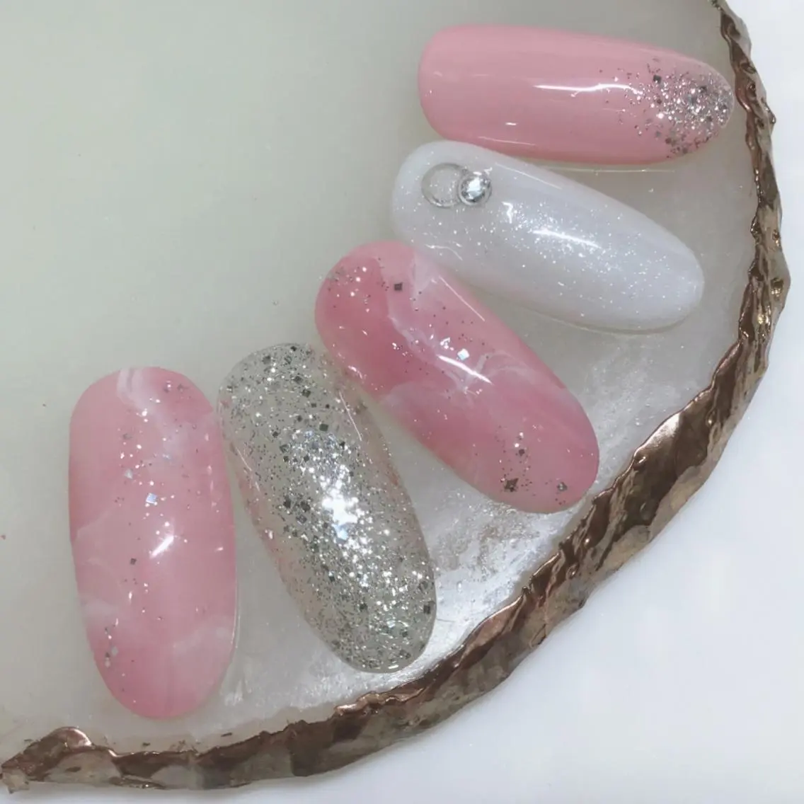 ネイル ハンドネイル カルフール リル MOEのネイルデザイン