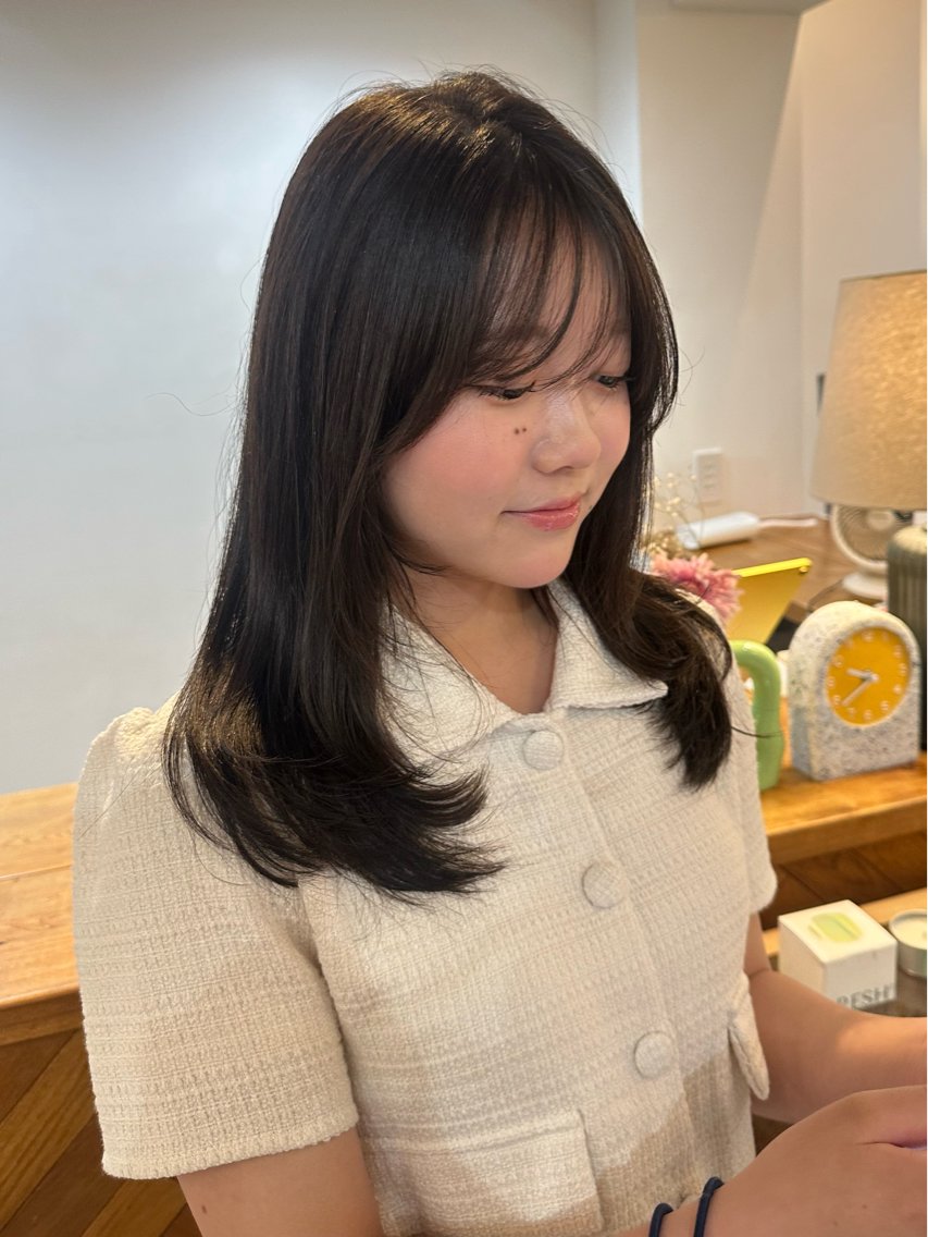 セミロング カラー レイヤーカット ローレイヤー ヘアカラー トリートメント 恩田 遼のヘアスタイル