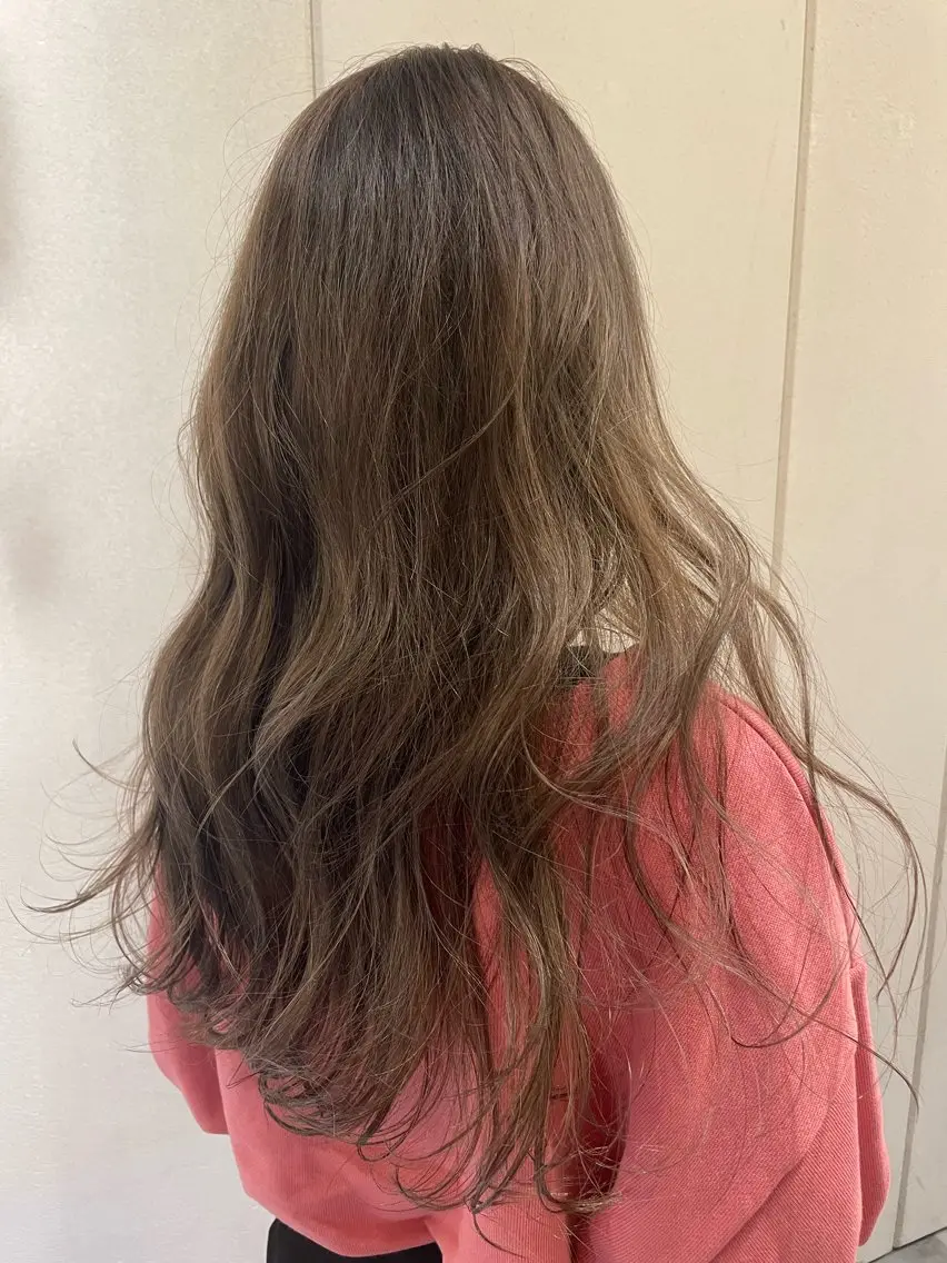 ロング カラー ベージュカラー ミルクティーベージュ カット ヘアカラー 狩野 羅夢のヘアスタイル