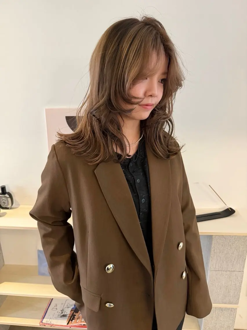 ミディアム カラー ベージュカラー ブリーチ ブロンド ケアブリーチ デザインカラー カット ヘアカラー トリートメント MIU/ルーツカラー 顔まわりレイヤーのヘアスタイル