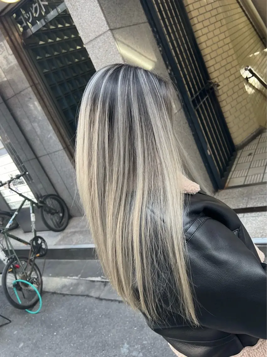 ロング カラー バレイヤージュ シルバー ホワイトシルバー レイヤーカット ヘアカラー トリートメント 指名数No.1 /NAOYAのヘアスタイル