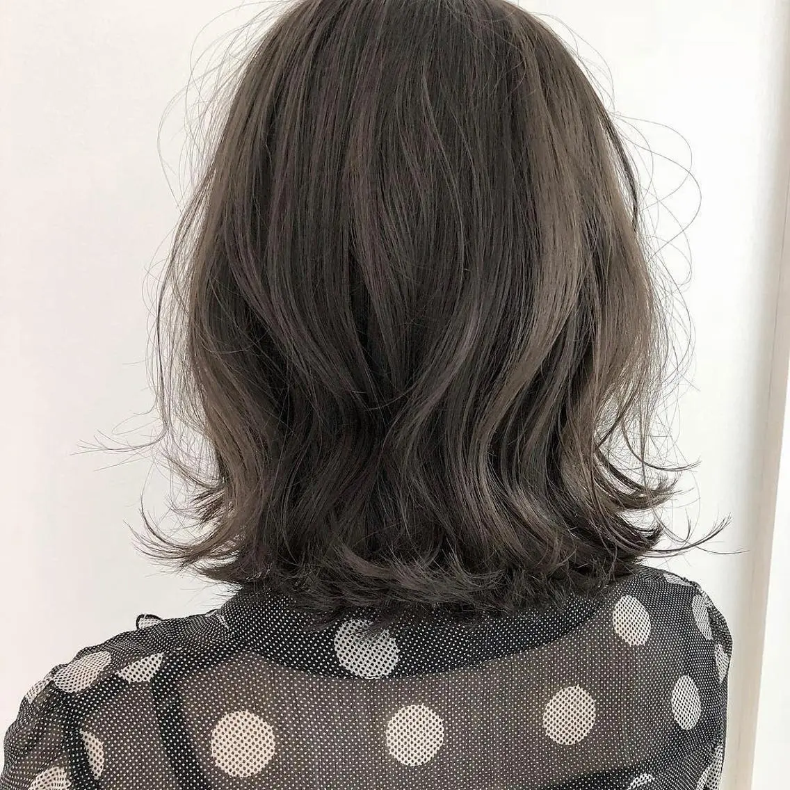 ミディアム カラー グレージュ 外ハネヘア 中塚 義人のヘアスタイル