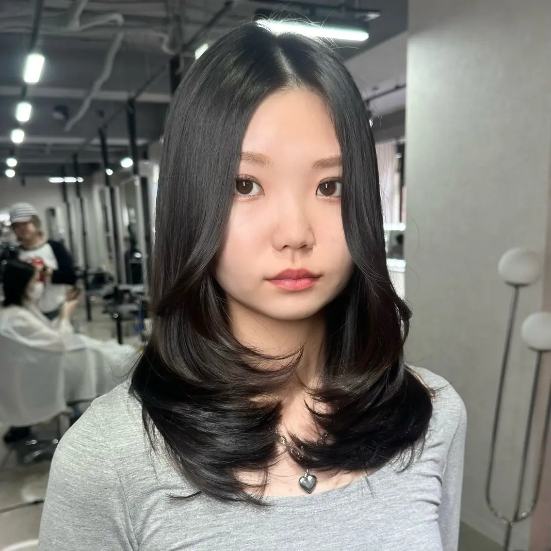 セミロング くびれヘア 顔まわりレイヤー 顔周りカット 韓国風ヘア くびれレイヤー カット ヘアカラー トリートメント 心斎橋 韓国レイヤ ー指名No.1renのヘアスタイル