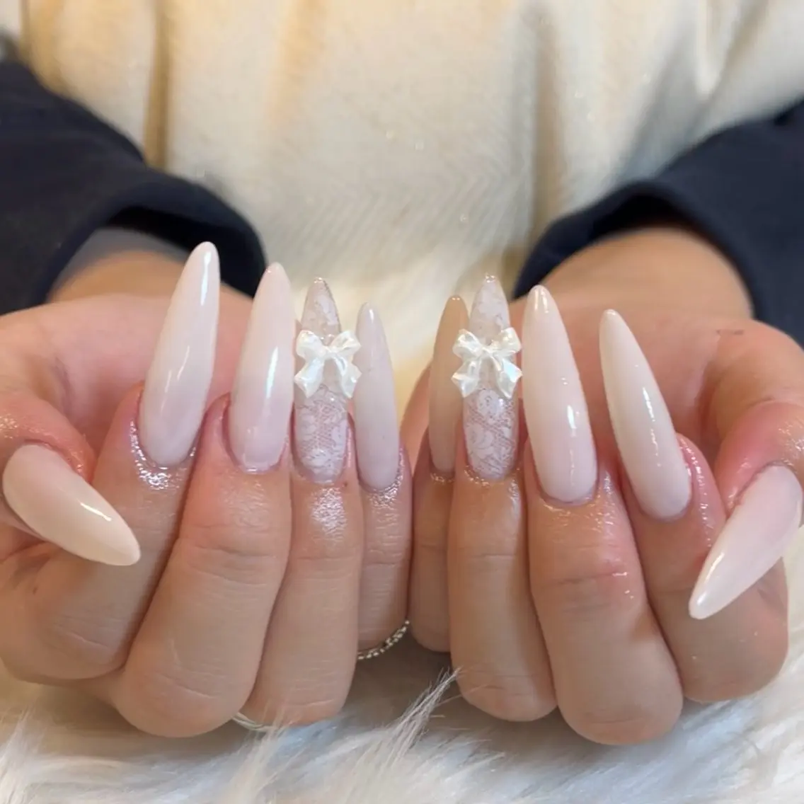 ネイル レース ロングネイル リボン 冬ネイル ハンドネイル 横浜Nailist 𝜗𝜚春菜のネイルデザイン