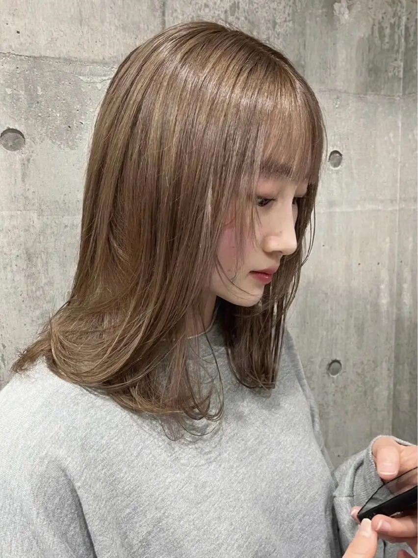 ミディアム カラー ヘアカラー ダブルカラー／レイヤ ーカット𝓜𝓐𝓞のヘアスタイル
