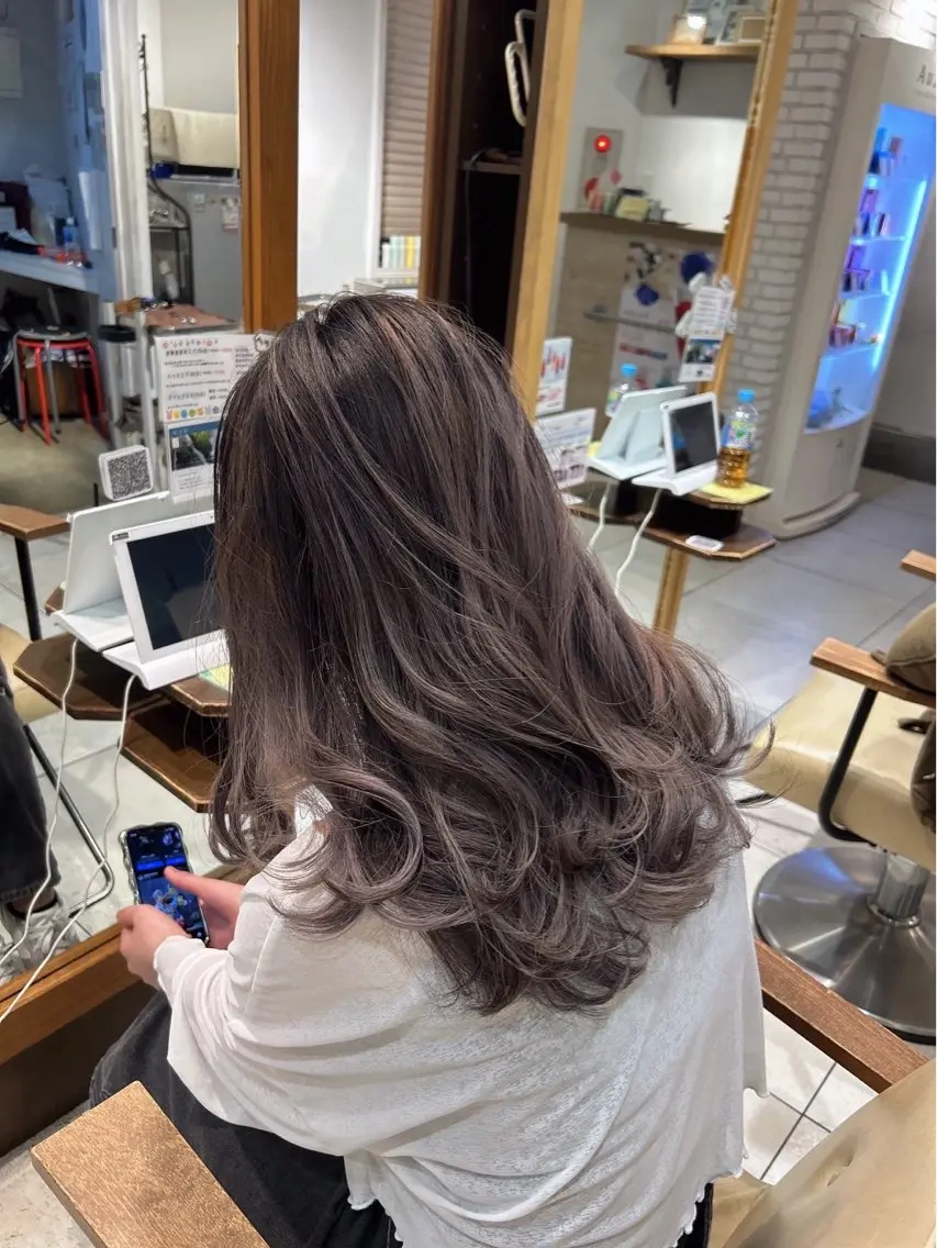 ロング カラー ベージュカラー 足立 初葉のヘアスタイル