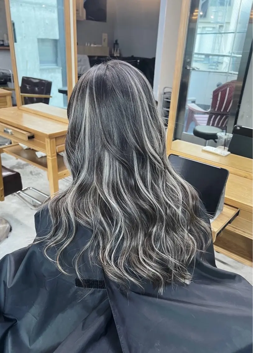 ロング カラー ダークグレー ダークグレージュ グレージュ ハイライトカラー ハイライト ヘアカラー トリートメント 指名数No.1 /NAOYAのヘアスタイル