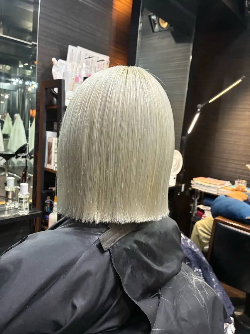 ショート カラー 切りっぱなしボブ ブリーチ ボブ カット ヘアカラー トリートメント 山本 雅由のヘアスタイル