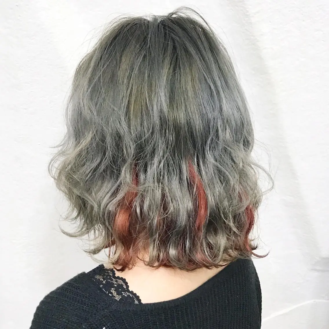 カラー ブリーチ インナーカラー レッドカラー シルバー ホワイトシルバー K-POP好き美容師 🇰🇷Kai.Yのヘアスタイル