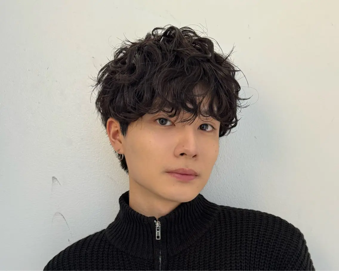 ミディアム パーマ メンズ ミディアムパーマ メンズパーマ カット パーマ ヘアセット メンズパーマ 新宿 yudaiのヘアスタイル