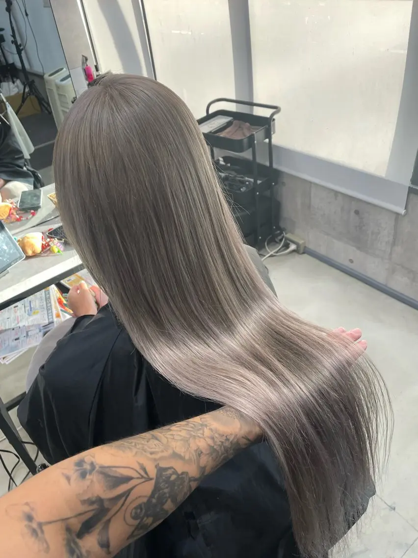 ロング カラー シルバー ホワイトシルバー ヘアカラー トリートメント LUXBE LUCE 愁のヘアスタイル