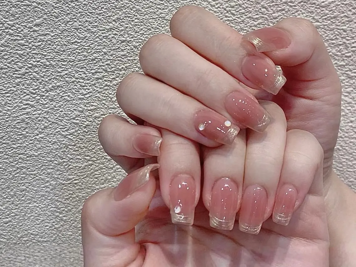 ネイル フレンチネイル ジェルネイル ミディアムネイル ミラーネイル オフィスネイル ハンドネイル ハンドケア Luna ✨のネイルデザイン