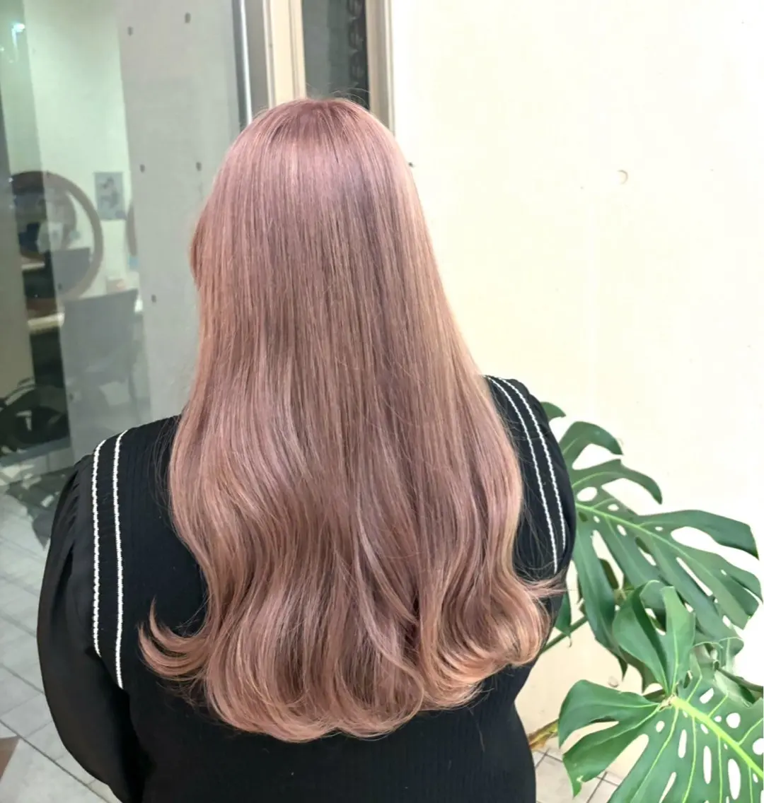 カラー ベージュカラー ブリーチ ハイトーンカラー ミルクティーベージュ ピンクカラー 高濱 ひなよのヘアスタイル