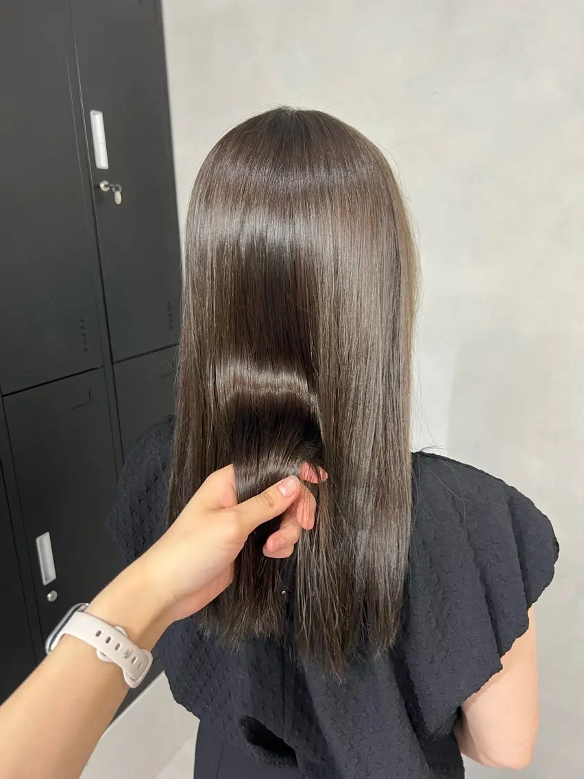 ロング カラー 透明感カラー グレージュ 小森聖奈 韓国風レイヤーカットのヘアスタイル