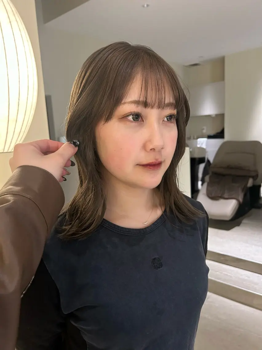 ミディアム カラー ブリーチ グレージュ カット ヘアカラー トリートメント 透明感カラー レイヤー/むつきのヘアスタイル