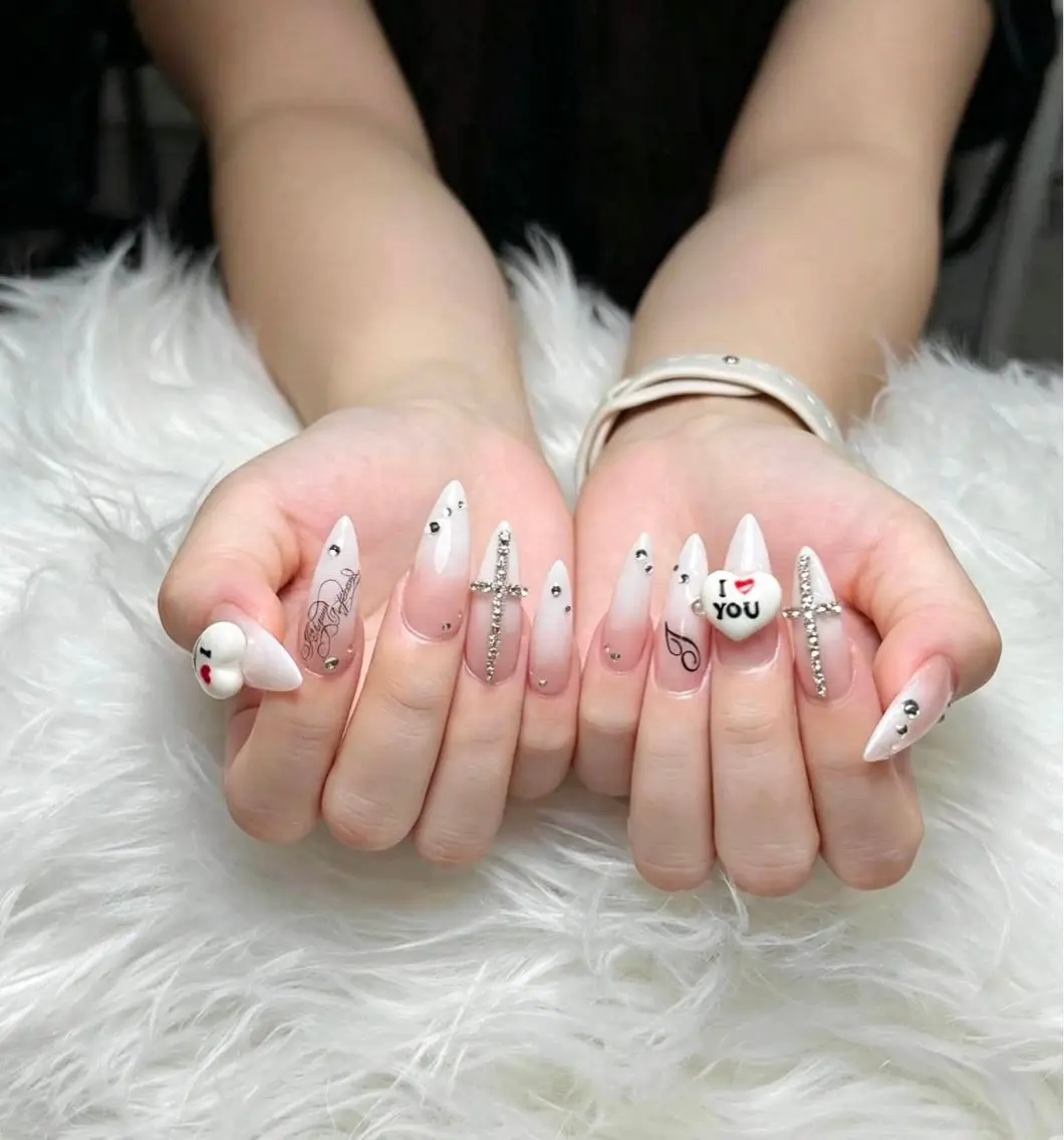 ネイル ジェルネイル キラキラネイル 韓国ネイル 持ち込み ニュアンスネイル RUNA Nemnailのネイルデザイン