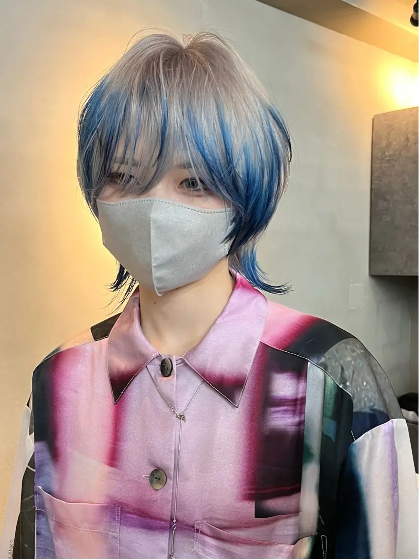 ミディアム 顔まわりレイヤー 顔周りカット レイヤーカット ウルフカット イツク ⚡️ ルーツ/ハイトーンのヘアスタイル
