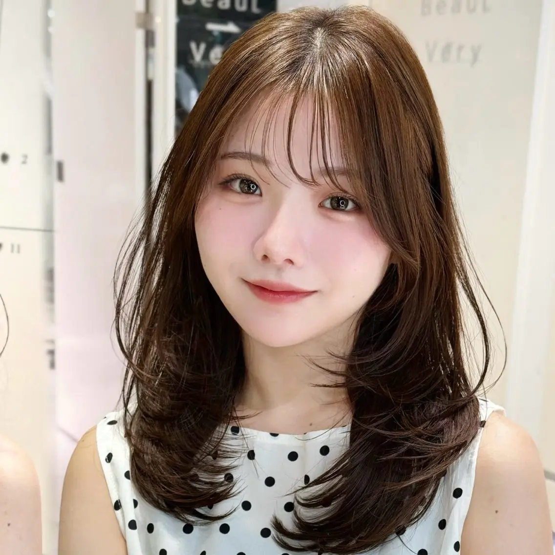 ミディアム ミディアムレイヤー くびれヘア 韓国風ヘア レイヤーカット 小顔カット Rinkaアレンジ/ 顔まわり/縮毛矯正のヘアスタイル