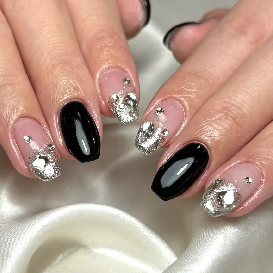 ネイル キラキラネイル ラメ(グリッター) ラメグラデーション シルバー ストーンネイル Ray nail natsu🎀のネイルデザイン