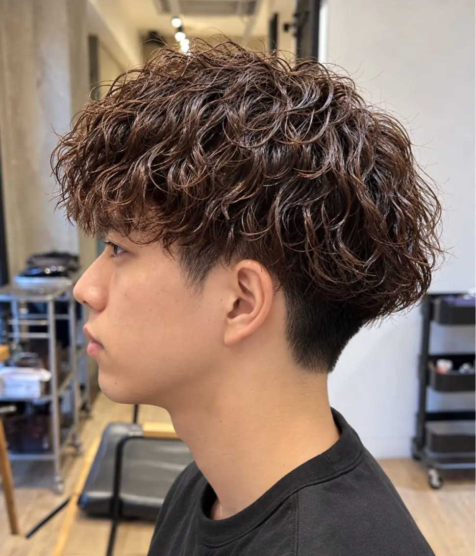 ショート パーマ メンズ ビジネス センターパート フェードカット フェザーパーマ メンズ韓国風 カット パーマ トリートメント ヘアセット メンズパーマ特化 TAKE高崎駅のヘアスタイル
