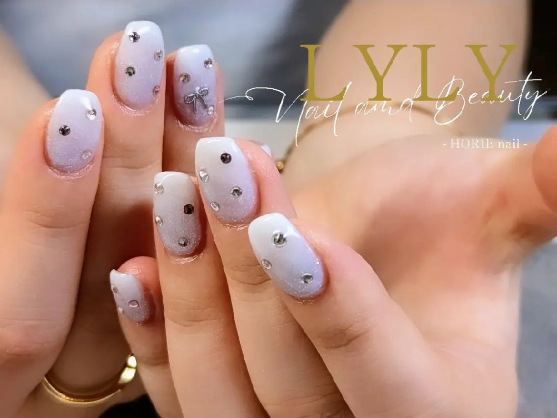 ネイル グラデーション キラキラネイル ホワイト LYLY ✾ai✾のネイルデザイン