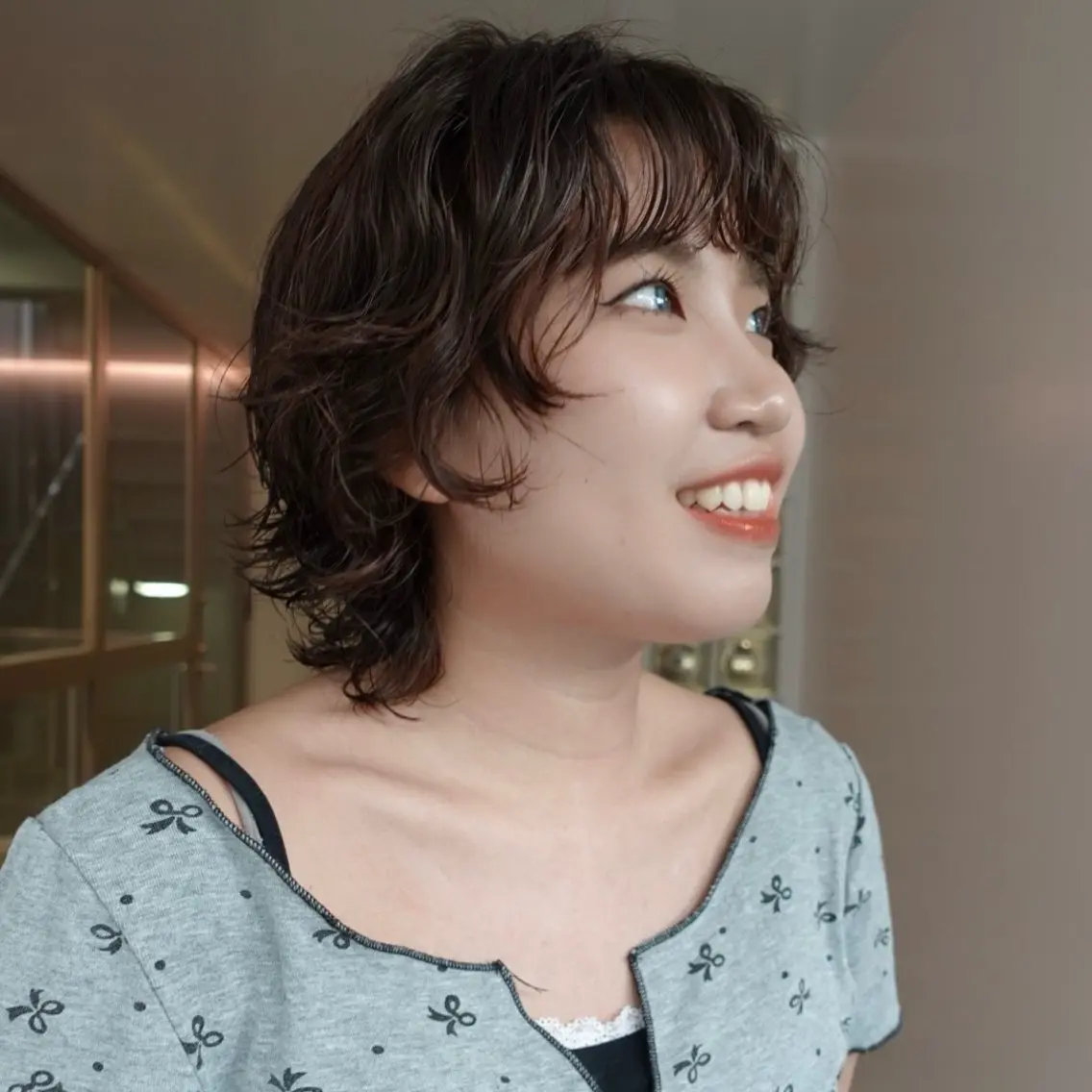ミディアム パーマ ヘアアレンジ ミディアムパーマ 伸ばしかけ ウルフカット カット パーマ 🌐サトウ リョウ🌐のヘアスタイル