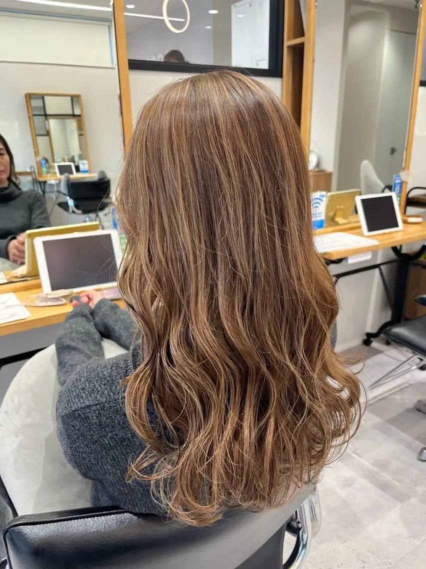 セミロング カラー ハイライトカラー 外国人風カラー ハイライト ヘアカラー トリートメント 伊津 綾理彩のヘアスタイル