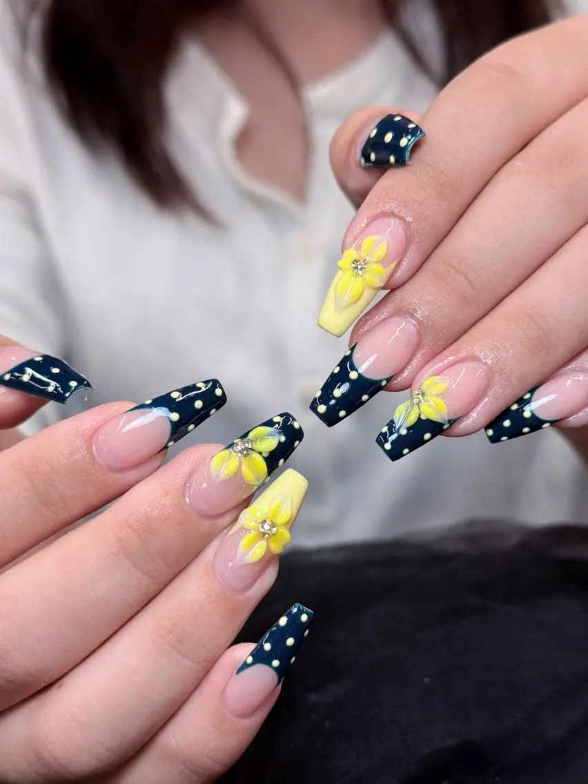 ネイル ドット フラワーネイル ガーリー ネイビー ぷっくりネイル Iconic Nailのネイルデザイン