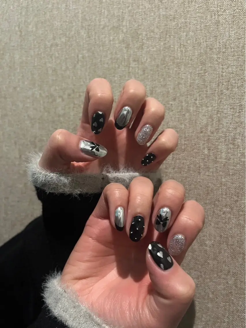 ネイル ガーリー ミラーネイル 持ち込み シルバー ハンドネイル ハンドケア ベテランネイル cnc nailのネイルデザイン