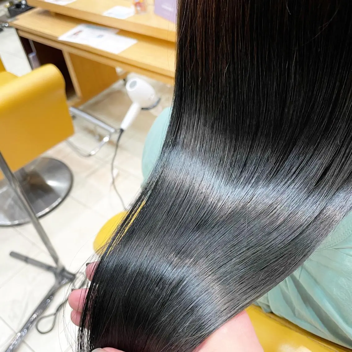 カット＋ナチュラルカラー＋保湿トリートメント2️⃣4️⃣歳以下限定🟥の写真