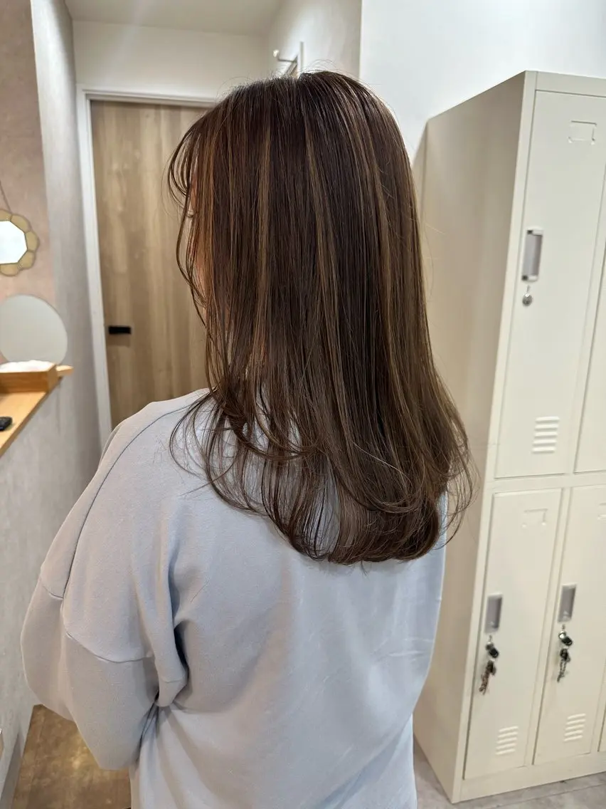 ロング カラー ベージュカラー ハイライトカラー ハッシュカット ハイレイヤー ハイライト カット ヘアカラー 白髪ぼかしハイライト レイヤー川口 元気のヘアスタイル