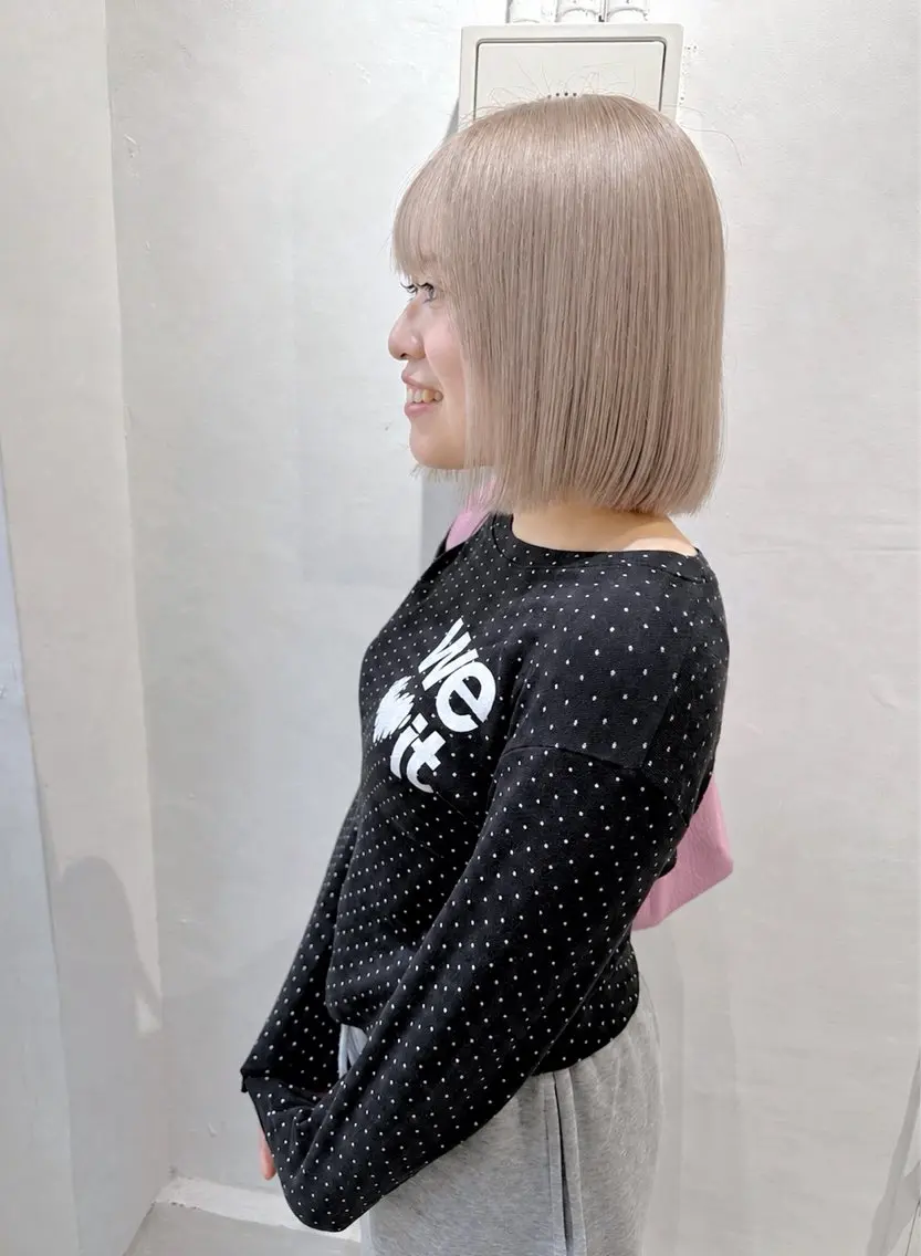 ミディアム 似合わせカット Muミュー/ブリーチ ハイトーン　Wカラーのヘアスタイル