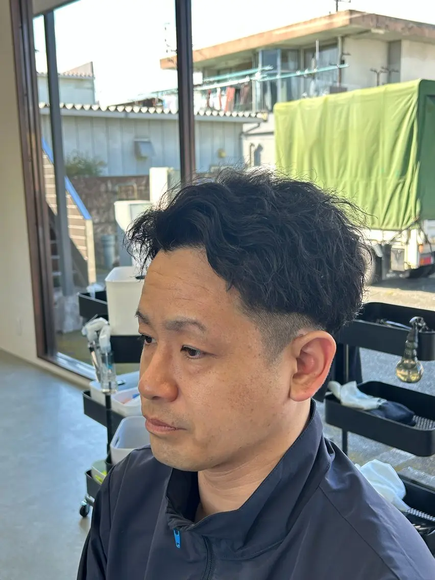 ショート パーマ メンズ センターパート フェードカット マッシュ メンズパーマ スペインカール パーマ 宮下 遼太のヘアスタイル