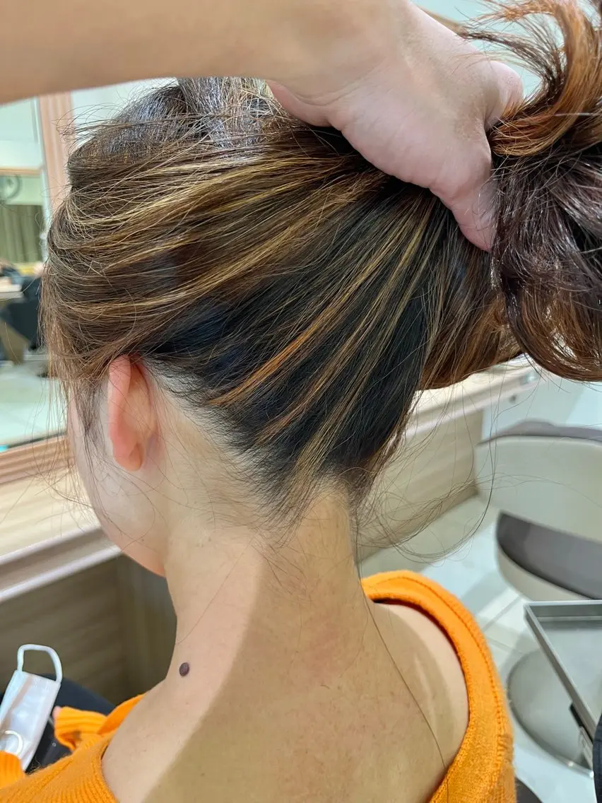 セミロング カット ヘアカラー 低ダメ高明度 低ダメ高明度ハイトンのヘアスタイル