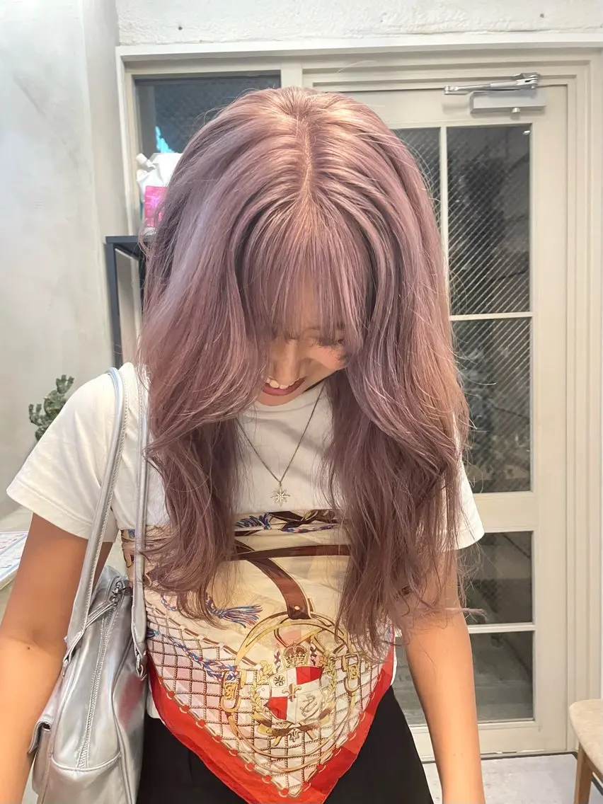 セミロング カラー ミルクティー× グレージュMOMOのヘアスタイル