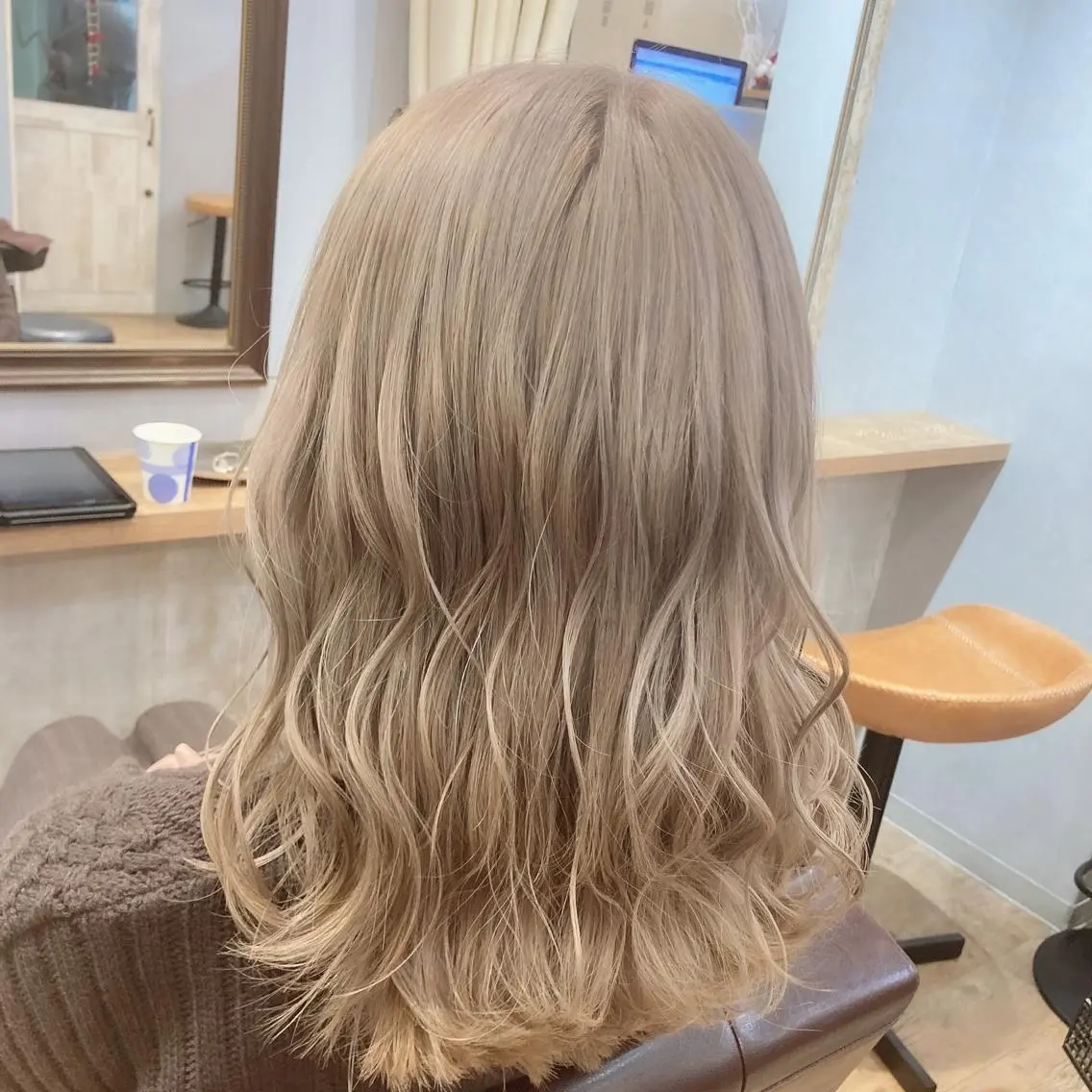 ミディアム カット ヘアカラー KAJI MANAMIのヘアスタイル