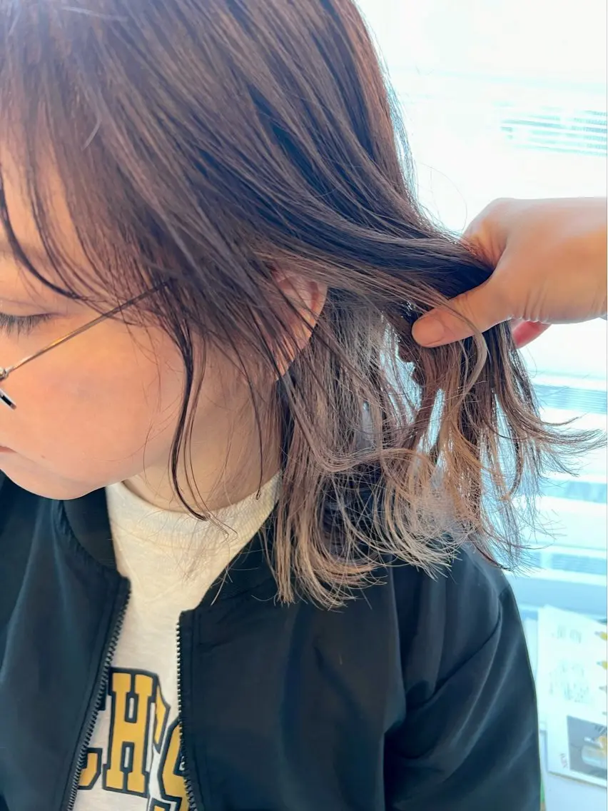 ミディアム カラー ベージュカラー インナーカラー 外ハネヘア カット ヘアカラー メテオ ／ヘアカラー 西川菜実のヘアスタイル