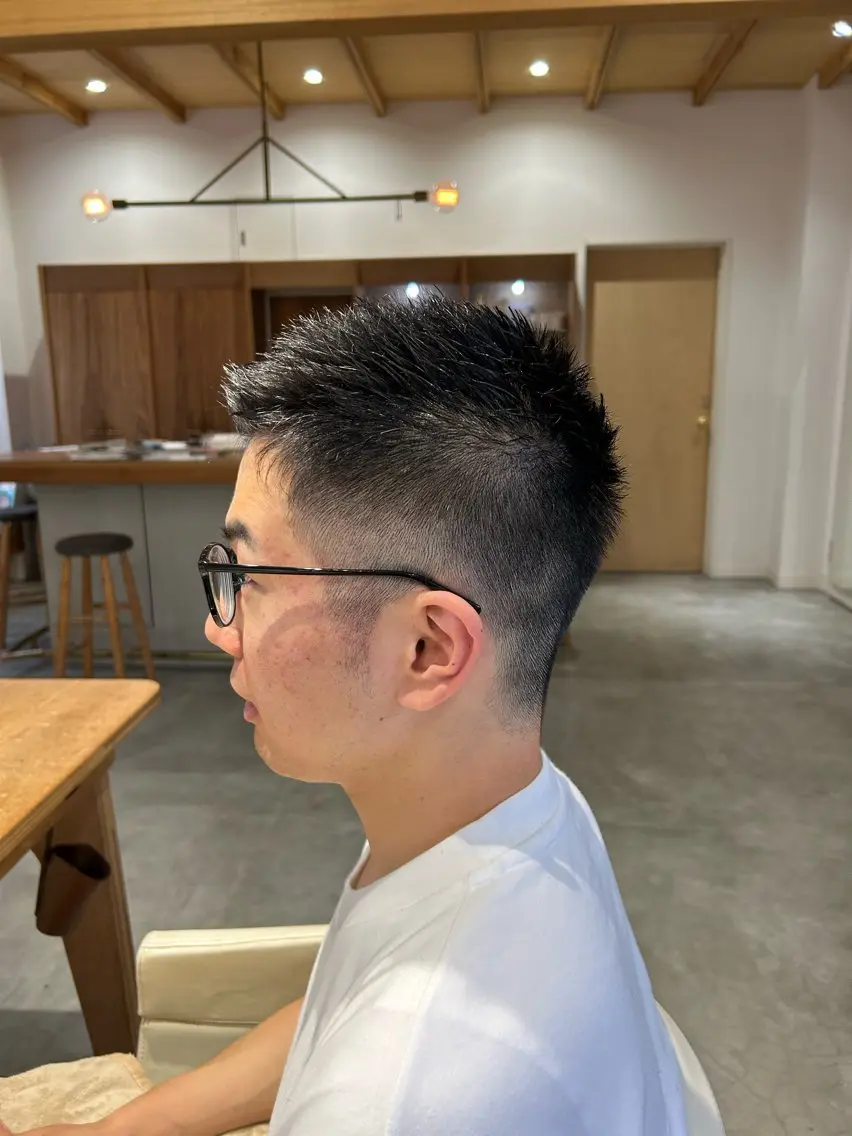 ショート メンズ メンズインナーカラー モヒカン メンズパーマ ソフトモヒカン スパイキーショート カット 佐藤 悠生 メンズパーマ.カットのヘアスタイル