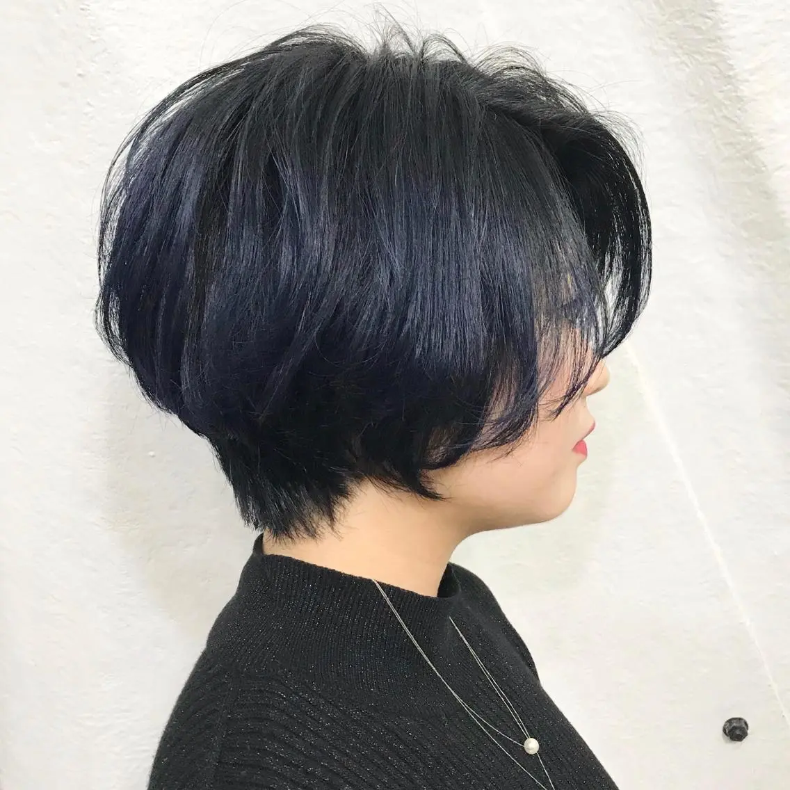 ショート カラー ブリーチ ブルーカラー ネイビーカラー ショートヘア K-POP好き美容師 🇰🇷Kai.Yのヘアスタイル
