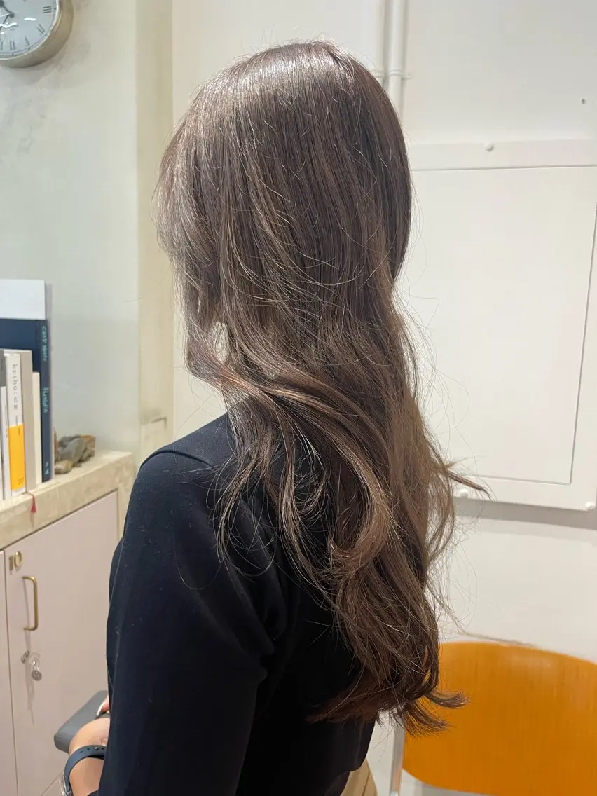 ロング カラー グレージュ Terve.野崎 真里奈のヘアスタイル