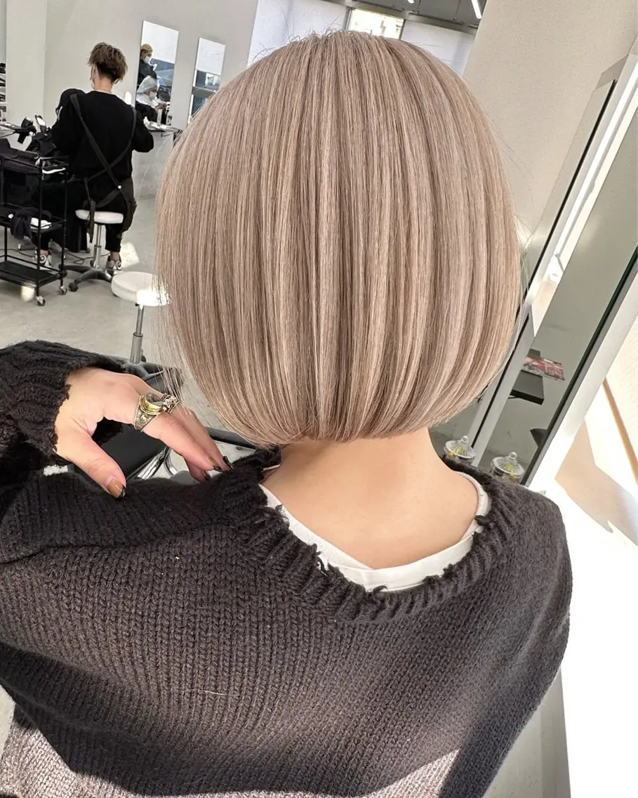 ショート アッシュ アッシュグレー アッシュグレージュ ボブ ハイライト 佐藤 まいらのヘアスタイル