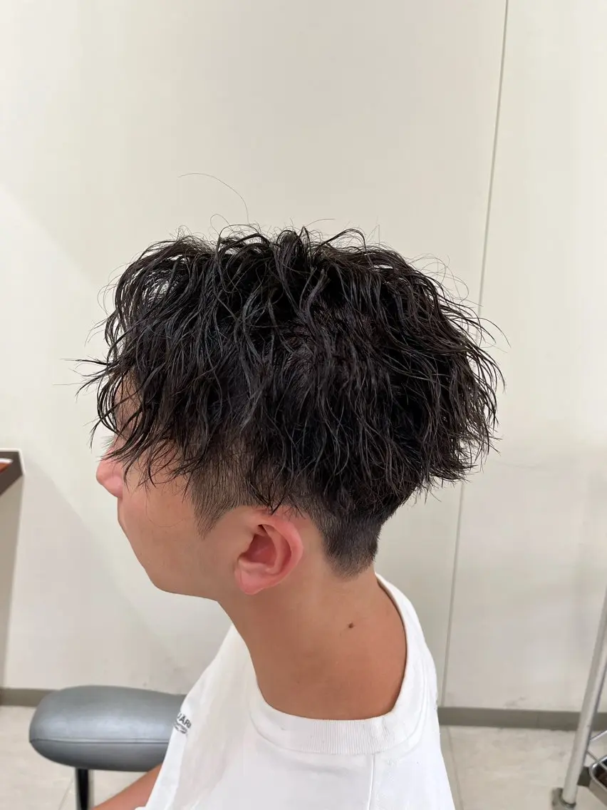ショート パーマ メンズ センターパート メンズパーマ ツイストスパイラルパーマ スパイラルパーマ 🧊メンズ特化🧊 高木航希のヘアスタイル
