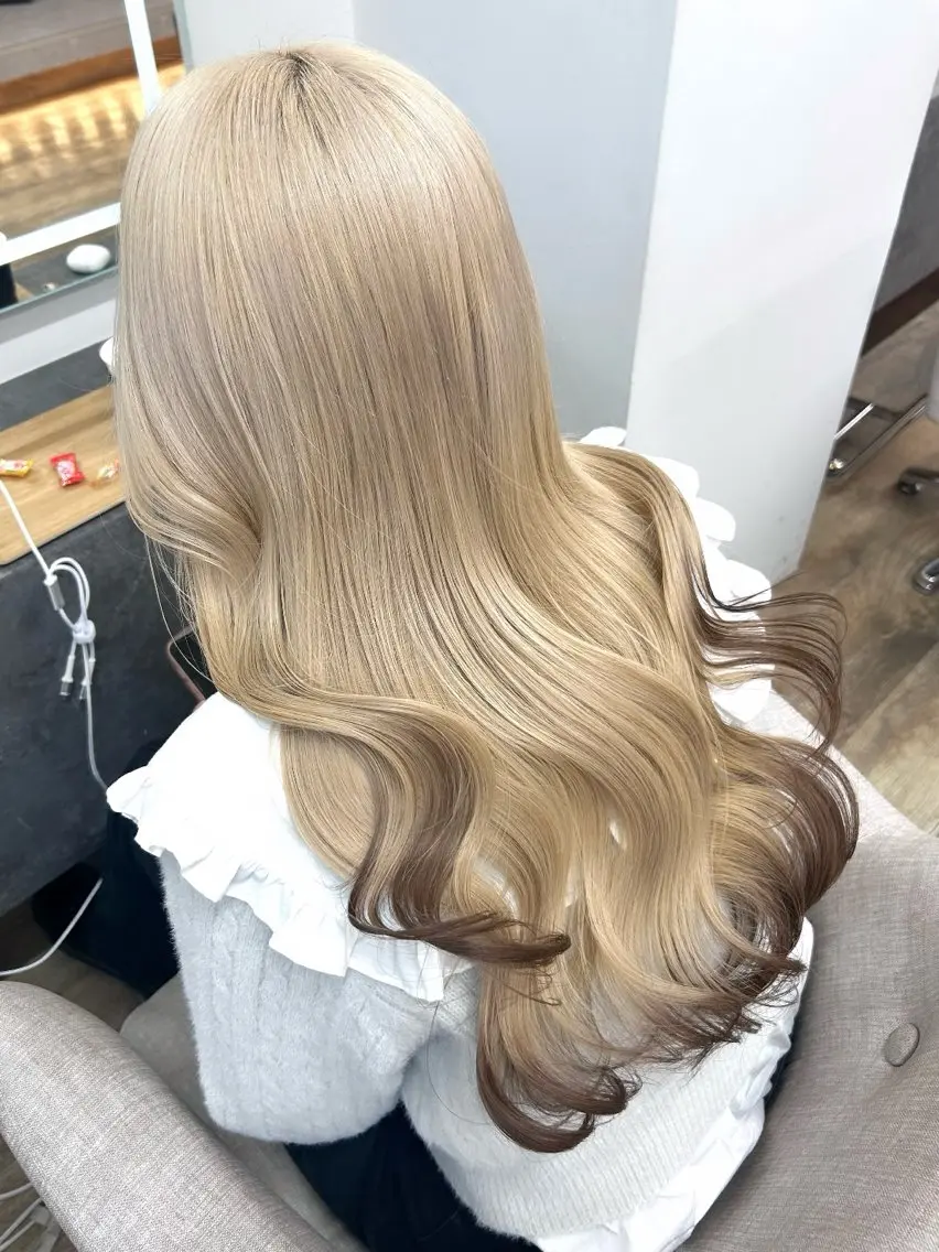 ロング カラー ヘアカラー トリートメント Ayame / ハイトーンカラーのヘアスタイル