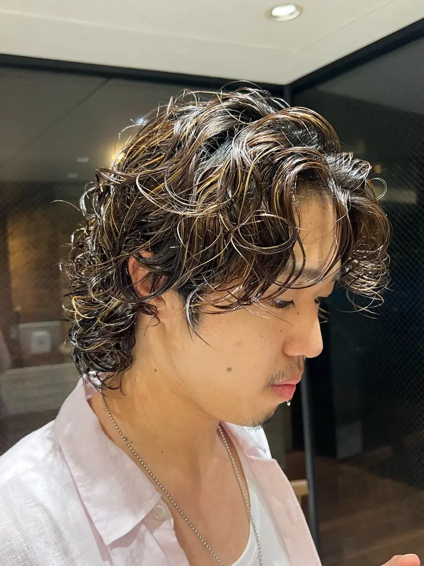 ミディアム パーマ メンズ ミディアムパーマ メンズパーマ カット パーマ トリートメント 🇺🇸サーフカール 🇺🇸ケンシロウのヘアスタイル