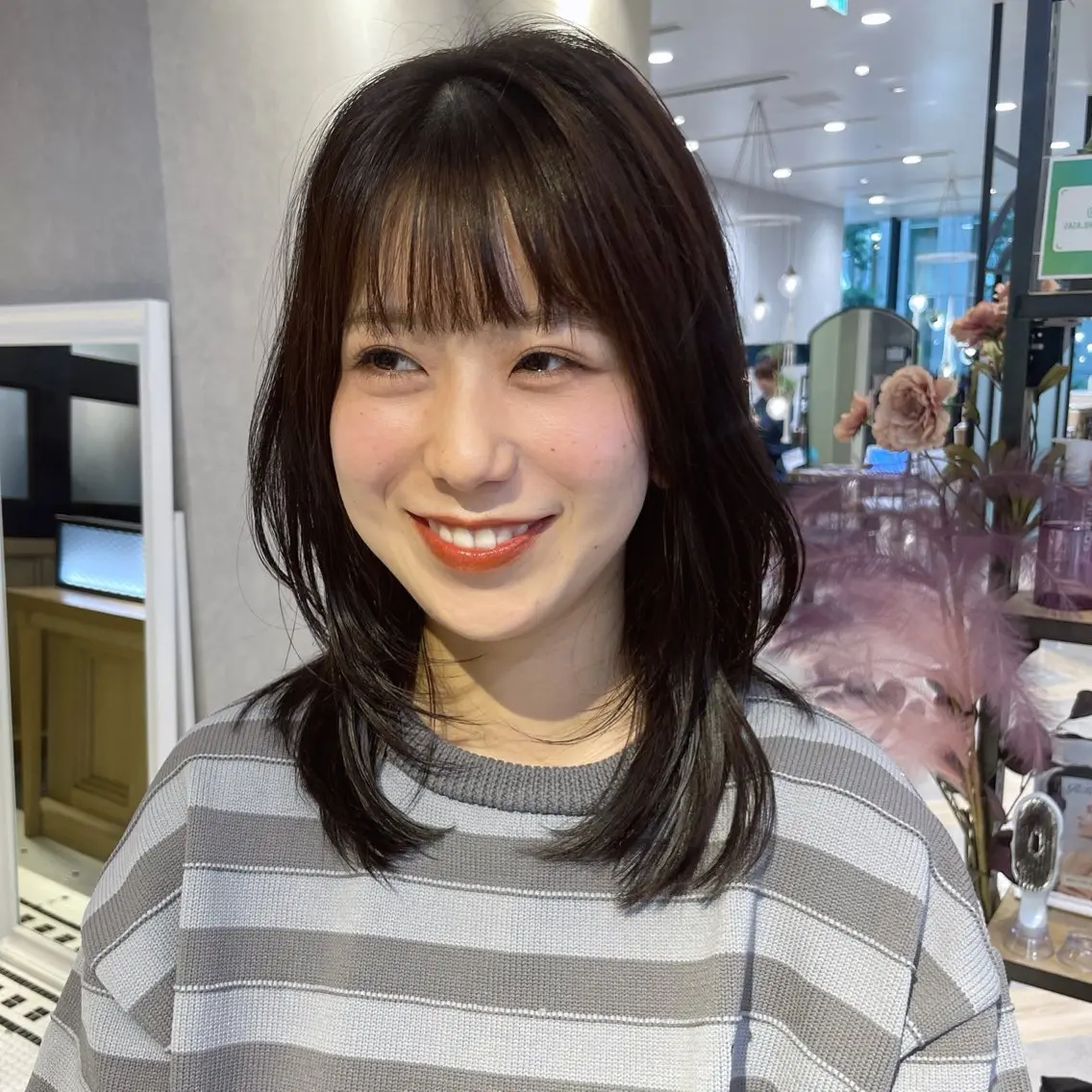 ミディアム ミディアムレイヤー レイヤーカット 浅見 千花のヘアスタイル