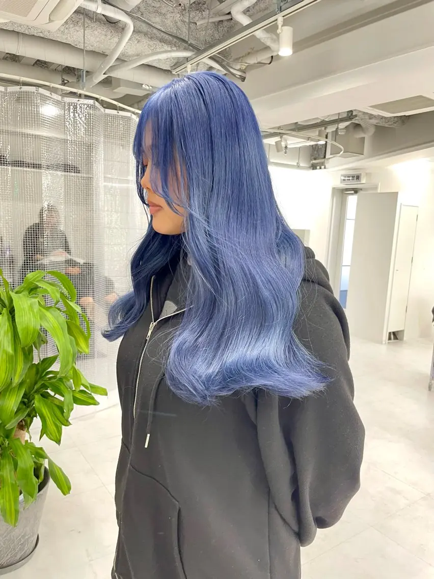 ロング カラー ヘアアレンジ 黒髪 ブリーチ ブルーカラー ブルーブラック ケアブリーチ ヘアカラー トリートメント 🎗秋山勇/ GEAR.代表のヘアスタイル